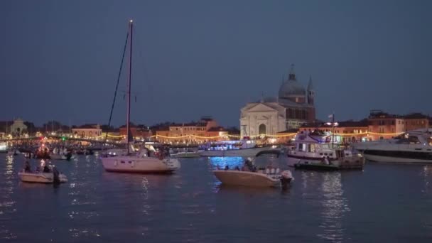Venice Italy July 2022 Touristic Boats Sail Water Illuminated Seafront — Αρχείο Βίντεο