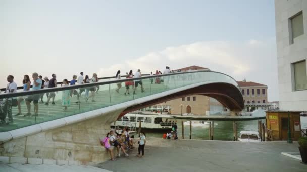 Venice Italy July 2022 Tourists Walk Stairs Footbridge Glass Fencing — Stockvideo
