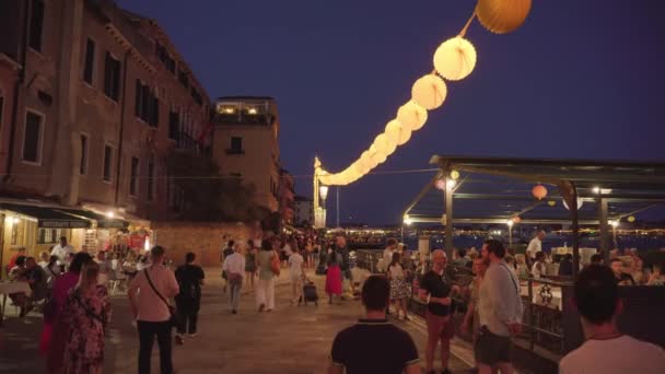 Venice Italy July 2022 People Gather Street Venice Bright Lamps — ストック動画