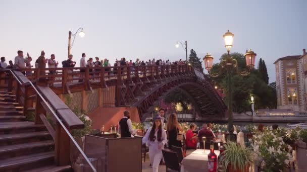 Venice Italy July 2022 People Walk Footbridge Waterway Street Cafe — ストック動画