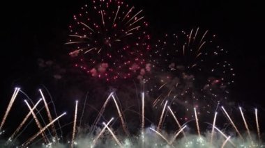 Gece karanlığında gökyüzüne karşı düzenlenen Kurtarıcı Festivali 'nde parlak kırmızı havai fişekler patladı. Yazın Venedik 'te geleneksel tatil