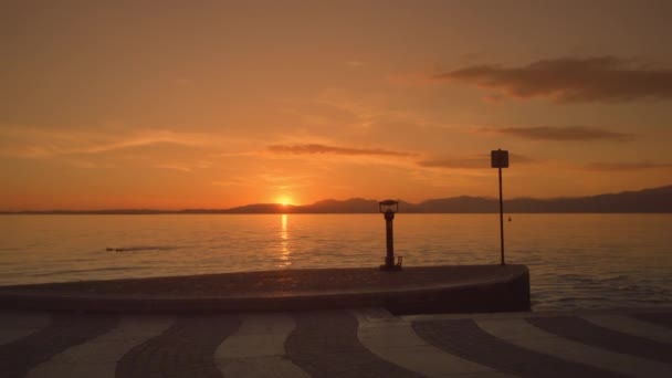City Embankment Beautiful Sunset Lake Garda Bright Sunlight Reflects Ripple — Stockvideo