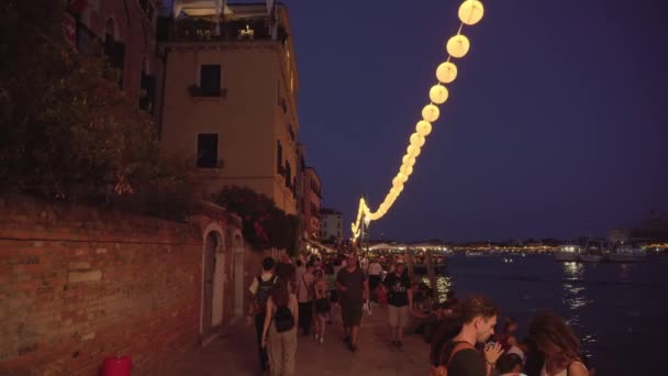 Venice Italy July 2022 People Walk Street Illuminated Lights Water — 비디오