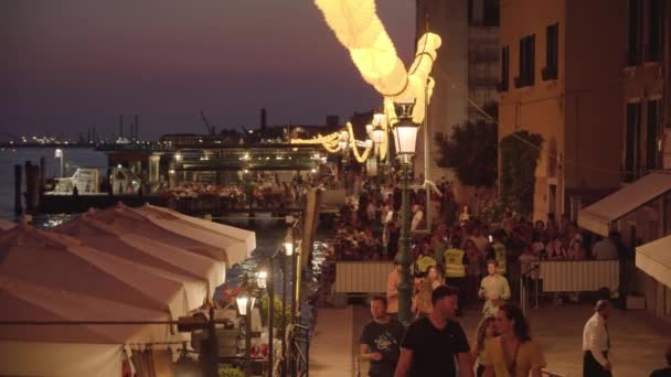 Venice Italy July 2022 People Gather Seafront Illuminated Street Lights — Stockvideo