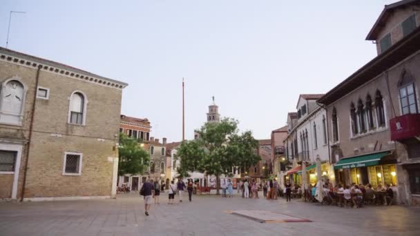 Venice Italy July 2022 People Walk Small Square Old Buildings — Vídeo de Stock