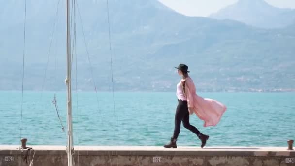 Woman Walks Pier Lake Garda Giant Forestry Mountains Covered Haze — Vídeo de Stock