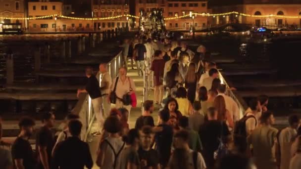 Venice Italy July 2022 Tourists Walk Illuminated Footbridge Enjoying Feast — Stock video