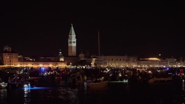 People Sail Traditional Venetian Boats Late Night Feast Redeemer Illuminated — Vídeo de Stock