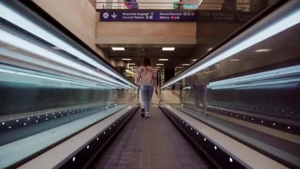 Rome Italy May 2022 Tourist Walks Moving Walkway Glass Fencing — Stock video