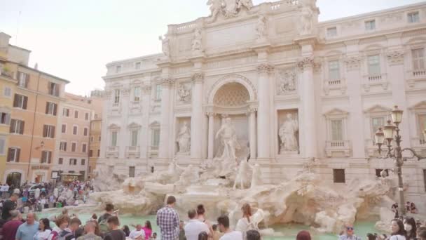 Rome Italy May 2022 Tourists Admire Famous Trevi Fountain Center — Stockvideo