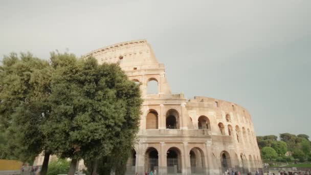 Lush Green Trees Grow Large Colosseum Cloudy Day Rome Tourists — Vídeo de Stock