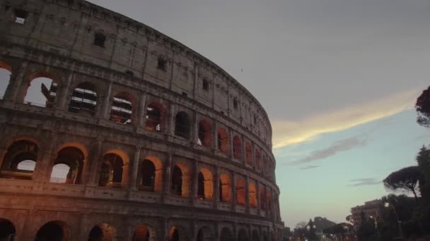 Illuminated Colosseum Located Center Rome Sunset Large Dark Ancient Amphitheater — Vídeo de Stock