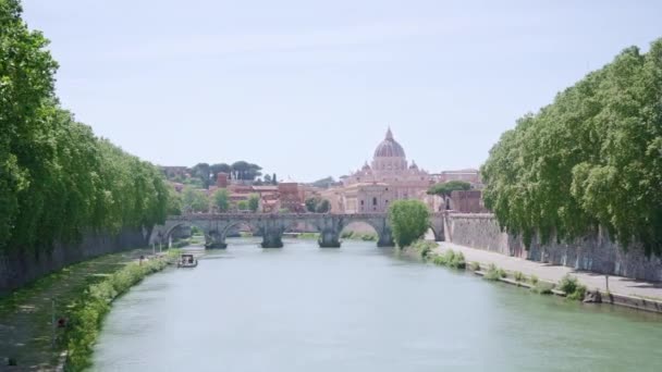 Lush Green Trees Embankment Saint Angelo Bridge River Rome Sunny — Stock video