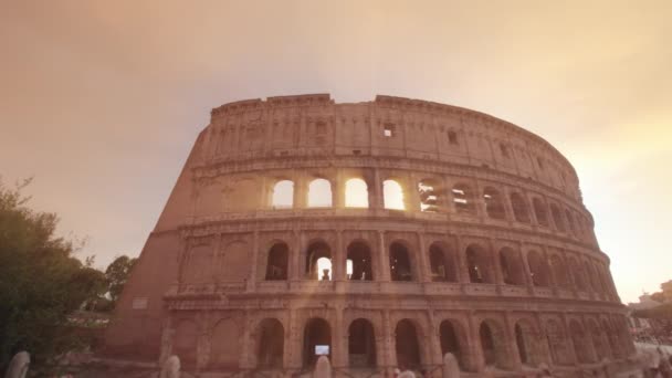 Bright Sunset Light Illuminates Large Colosseum Built Rome Dark Trees — Vídeo de Stock