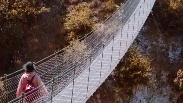 Woman Walks Suspension Footbridge Gorge Lake Garda Enjoying Autumn Views — Vídeos de Stock