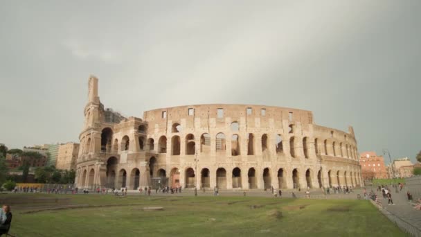 Rome Italy May 2022 People Walk Famous Colosseum Cloudy Sky — Stock Video