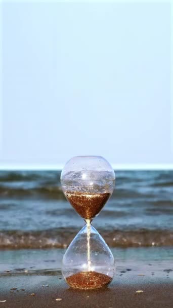 Hourglass Flows Beach Sea Daytime — Vídeo de Stock
