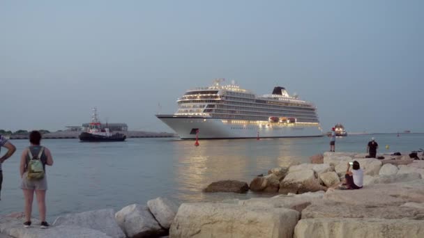 August 2021 Viking Sea Cruise Towed Port Chioggia — Video Stock