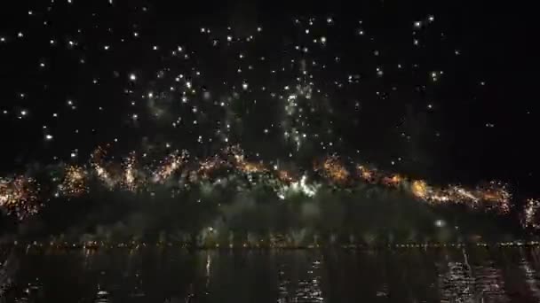 Fantastic Glitter Bright Fireworks City Reflects Water Surface Grandiose Show — Vídeo de stock