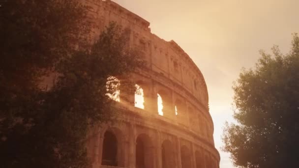 Bright Sunlight Breaks Arch Windows Ancient Colosseum Sunset Rome Pompous — Αρχείο Βίντεο