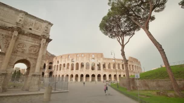 Large Colosseum Built Triumphal Arch Center Rome Cloudy Sky Historical — Vídeos de Stock