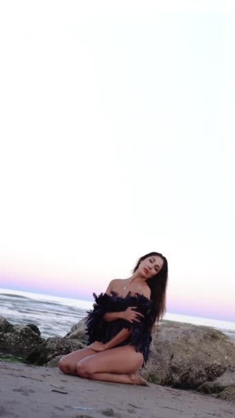 Елегантна Жінка Сидить Пляжі Під Час Заходу Сонця — стокове відео