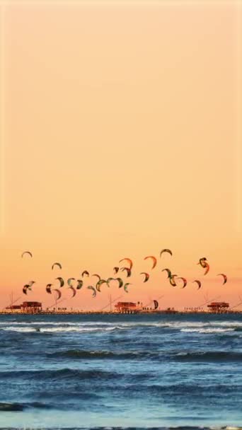 Kitesurfers Sunset Sottomarina Italy — Αρχείο Βίντεο