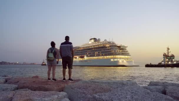 August 2021 Modern Cruise Ship Viking Sea Enters Port Venice — Stockvideo