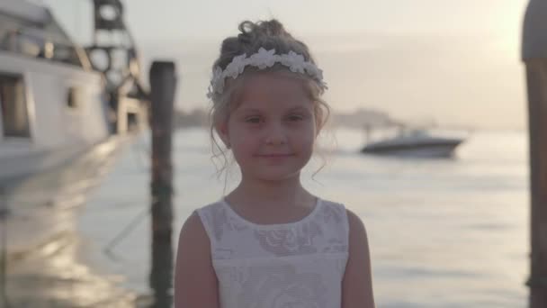 Liten Flicka Tittar Kameran Vid Solnedgången Framför Venedig Lagunen — Stockvideo