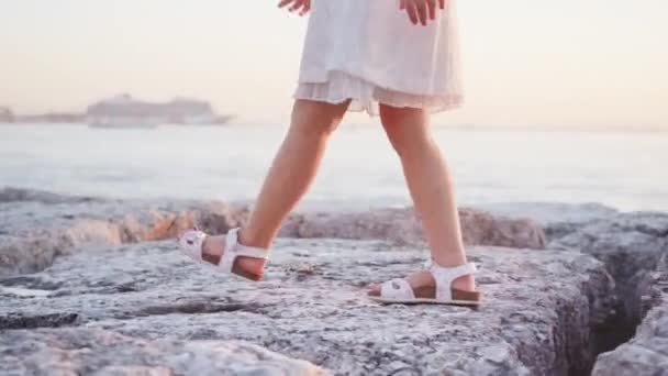 Legs Little Girl Walking Stones Sunset Lagoon — Stok video