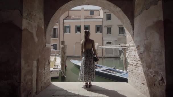 Woman Looks Canal Boats Arcades Venice — Vídeo de Stock