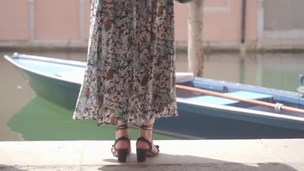 Woman Simple Dress Venice Front Wooden Boat — Vídeos de Stock