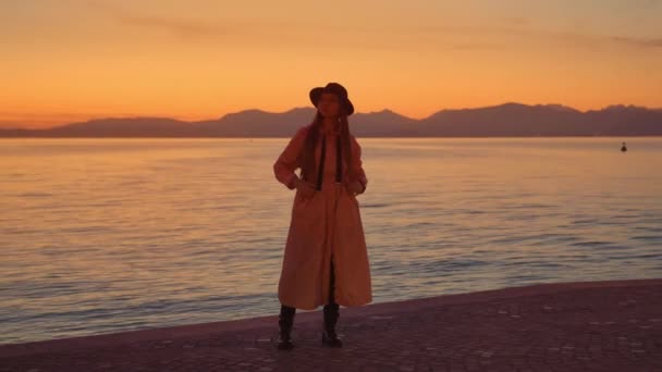 Woman Adjusts Hat Posing Photo Lake Garda Giant Mountains Bright — Stockvideo