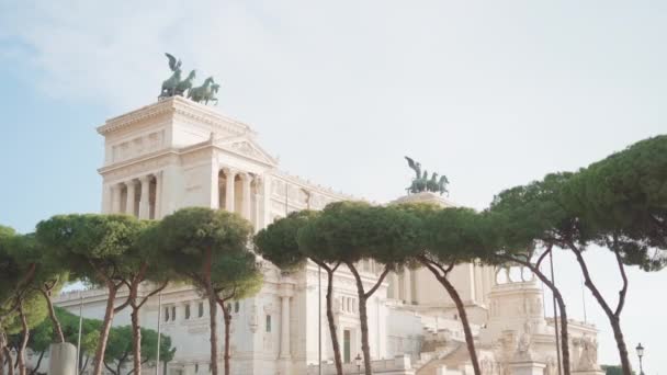 Pompous Altar Fatherland Statues Rooftops Rome Cloudy Sky Exotic Green — Αρχείο Βίντεο
