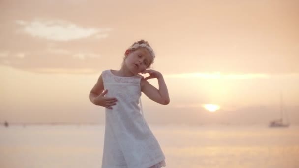 Little Girl Dances Funny Sunset Sea — Stock videók