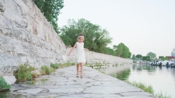 Little Girl Dressed White Runs Sidewalk River — Vídeo de Stock