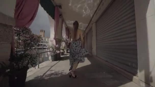 Woman Dances While Having Fun Ancient Houses Venice — Vídeo de Stock