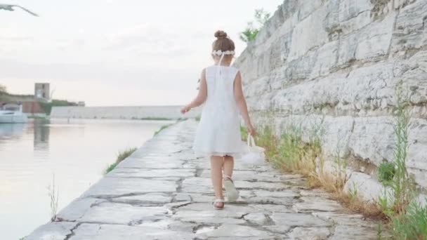 Little Girl Dressed White Walks Rocks Dam Basket Her Hand — Stockvideo
