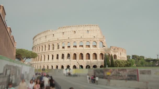 Tourists Come See Colosseum Surrounded Lush Greenery Rome Ancient Amphitheater — Stock Video