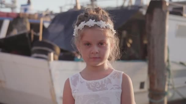 Little Girl Looks Room Front Fishing Boats Sunset — Vídeo de Stock
