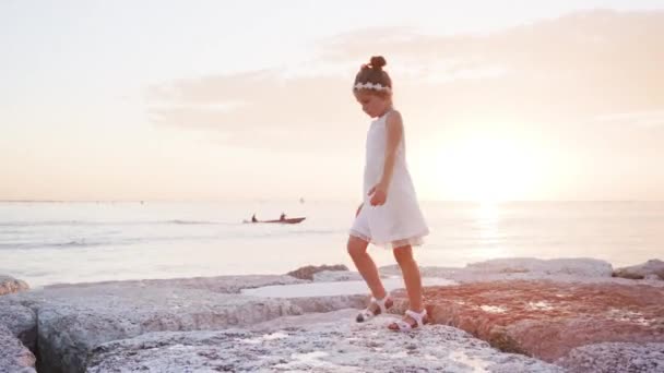 Little Girl Walks Stones Sea Sunset — Vídeo de Stock