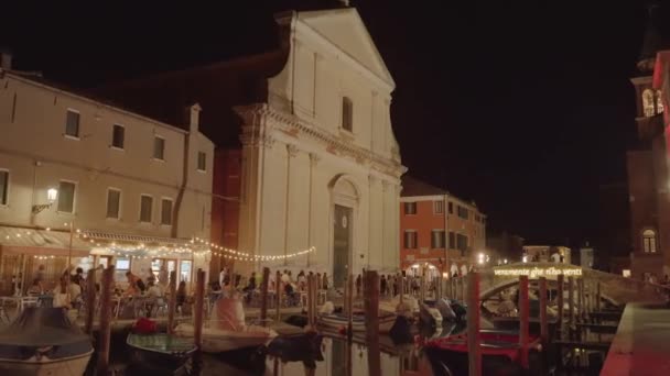 Chiogggia Olaszország August 2022 Emberek Éjjel Csónakokkal Sétálnak Vízcsatorna Mellett — Stock videók