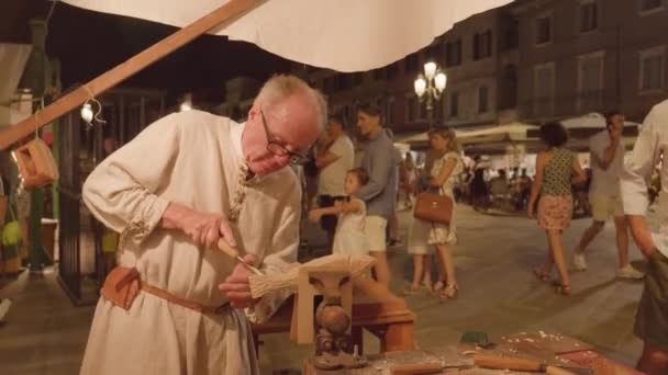 Чиогия Италия Августа 2022 Пожилой Ремесленник Создает Деревянные Фигуры Работающие — стоковое видео