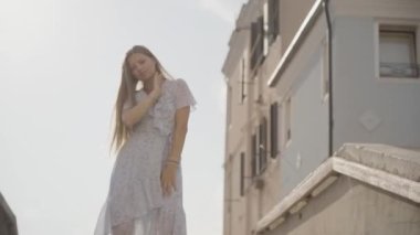 Gün batımında kadın güneşin altında dans eder.