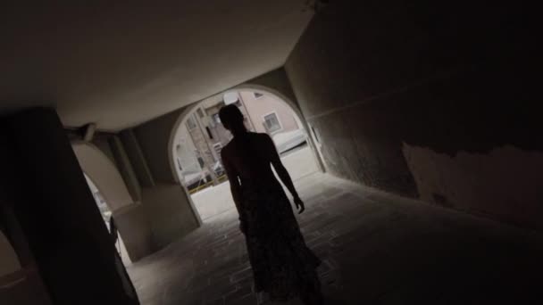 Silhueta Mulher Que Anda Sob Arcadas Antiga Casa Veneziana — Vídeo de Stock