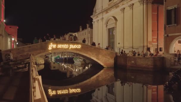 Chioggia Itália Agosto 2022 Pessoas Ficam Passarela Com Inscrição Luminosa — Vídeo de Stock