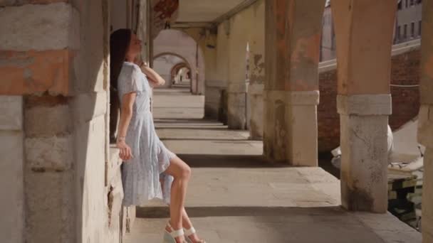 Hermosa Joven Mujer Sentada Pared Antigua Casa Venecia — Vídeos de Stock