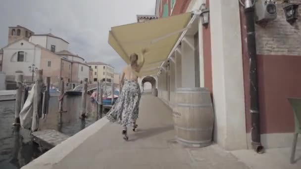 Август 2021 Года Женщина Элегантном Платье Бежит Приветствуя Рукой Венецианском — стоковое видео