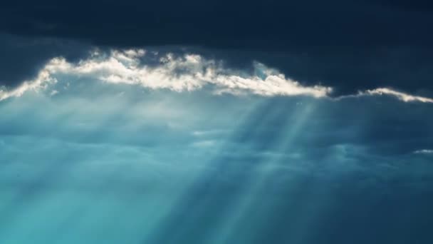 Los Rayos Brillantes Del Sol Atraviesan Pesadas Nubes Azules Oscuras — Vídeo de stock