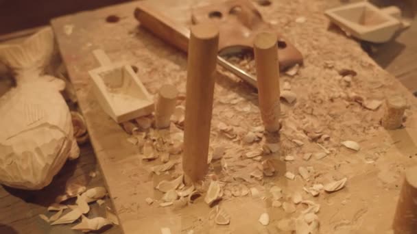 在木工车间的旧桌子上用特殊设备制作木制塑像 在Chioggia特写的Marciliana节手工制作的手工艺品 — 图库视频影像